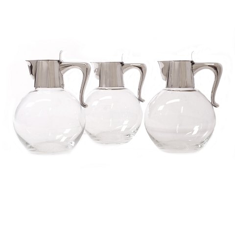 Set of three wine jugs with sterlingsilver 
mountings by Eigil Jensen, A. Michelsen, 
Copenhagen. H: 16cm