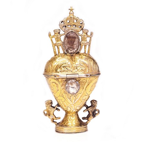Riechdose, Amager, aus vergoldetem Silber. Meister 
Pierre Jean Stoundre, Kopenhagen, 1782-1826
H: 9,8cm