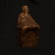 Hanne Varming, g. 1939, Bronzeskulptur: "Frau auf Kasten". Signiert und datiert 
2000. H: 25cm. B: 12cm. T: 12cm. G: 2,7kg