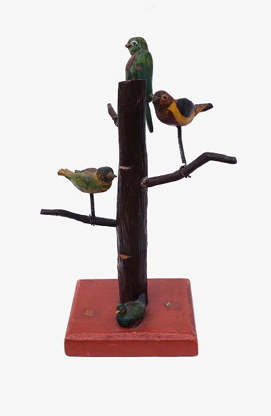 Kleiner Vogelbaum mit vier Vögeln