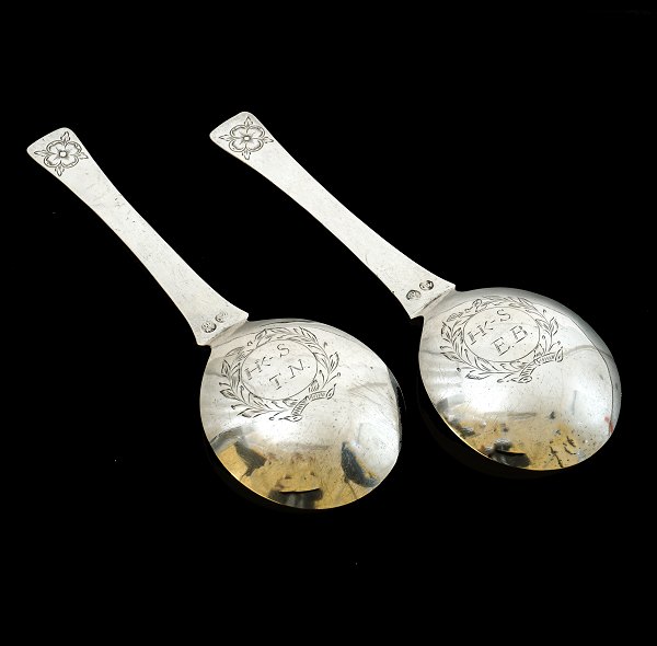 A pair of wedding spoons, silver
Master: Dionis Willadsen, Næstved, Denmark around 1680