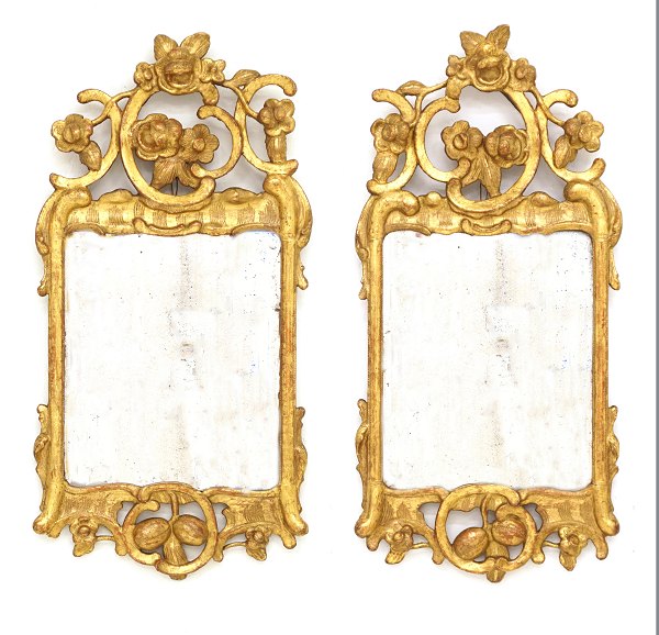Et par forgyldte rokoko spejle. Slesvig-Holsten ca. år 1760. 73x37cm