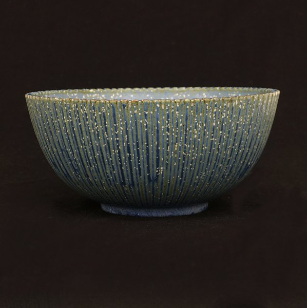 Arne Bang keramik skål med spættet blåviolet glasur. Model #122. Signeret. H: 
8,6cm. D: 21,5cm