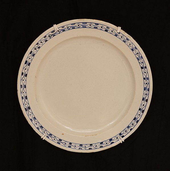 Blaudekorierte Platte aus Fayence. Manufaktur Antvorskov um 1812-15. D: 32cm