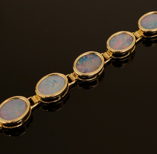Bracelet of 14ct Gold with opals. L: 19cm