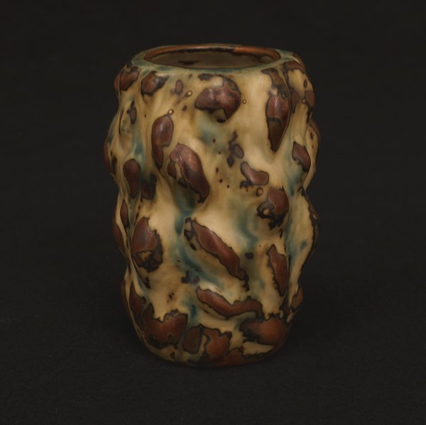 Axel Salto for Royal Copenhagen: Vase i spirende stil med sung glasur. Signeret. 
H: 12,3cm
