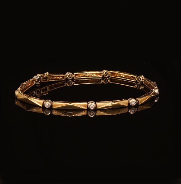 Armband in 18kt gold mit neun Diamanten. L: 20cm