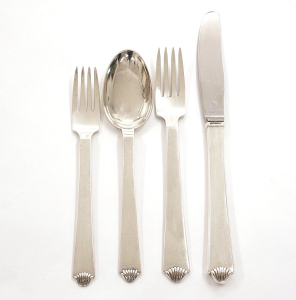 Hans Hansen, Kolding: Sølvbestik "Arvesølv 4" til 12 personer bestående af 12 
middagsknive, 12 -gafler, 12 - skeer, - 12 dessertskeer, 12 kagegafler, 1 
sukkerske og to saltspader. 63 dele i alt