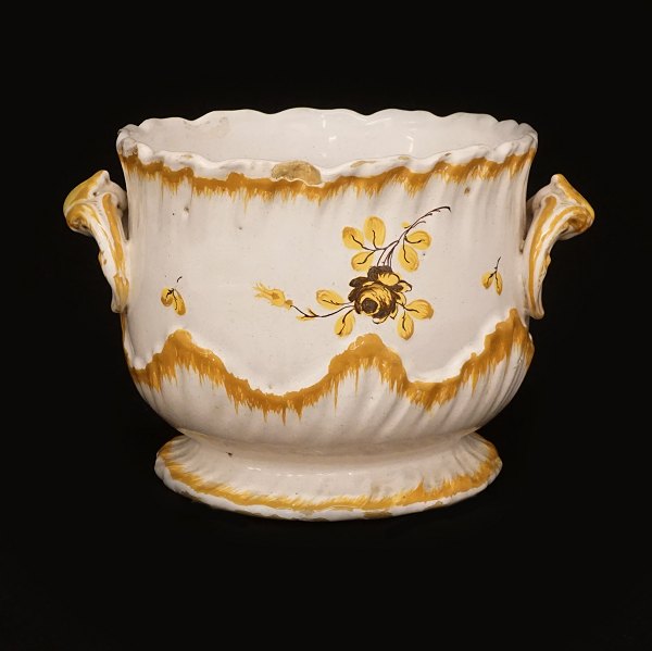 An 18th century yellow decorated faience wine basket. Signed Rörstrand, Sweden, 
14.10.1773. H: 12,6cm