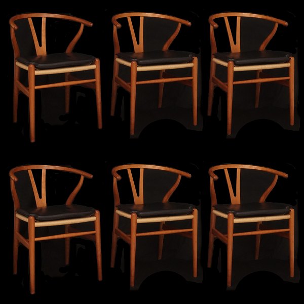 Hans J Wegner: Sæt på seks Y-stole i lakeret kirsebær med originale sorte 
læderhynder