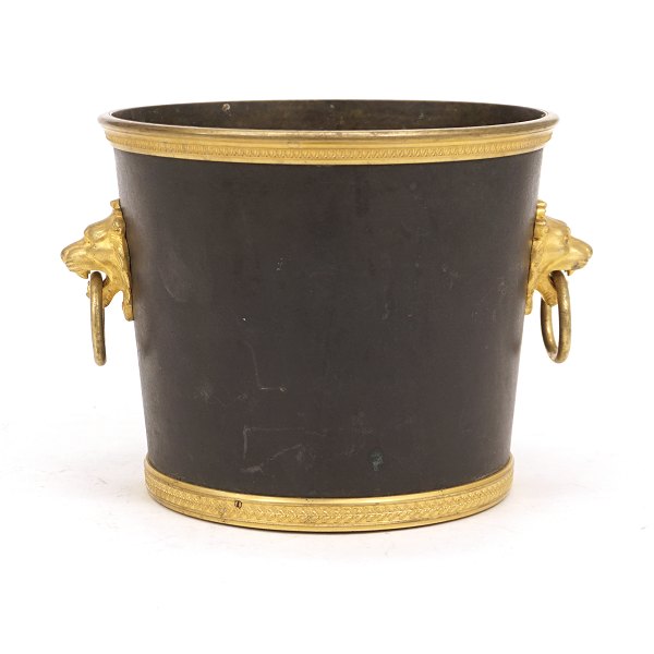 A fire gilt bronze mounted champagne cooler. Russia circa 1880. H: 15cm. D: 18cm