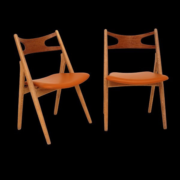 Hans J. Wegner: Satz von vier CH29 Stühlen hergestellt von Carl Hansen & Søn. 
Neubezogen mit Cognacfarbenen Leder. Gestempelt