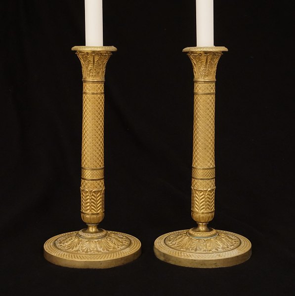 Ein Paar feuervergoldete Bronzenleuchter. Frankreich um 1810. H: 29cm