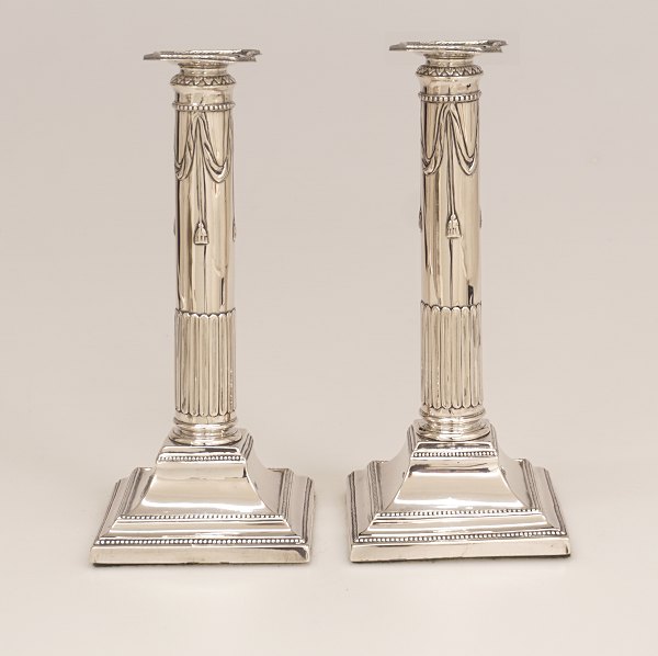 Joachim Heinrich Berckhan II, Hamburg: A pair of late 18th century Louis 
XVI-silvercandlesticks. Circa 1785. H: 24,5cm