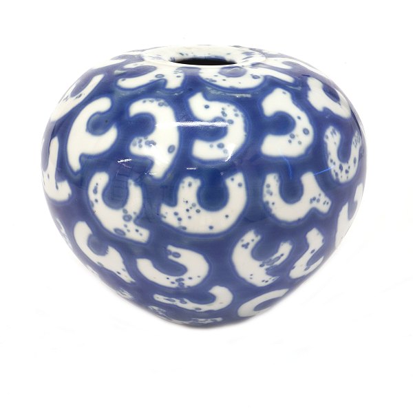 Per Weiss vase. Per Weiss, 1953-2023, vase i stentøj med blå glasur og 
geometrisk mønster. H: 17cm. D: 21cm