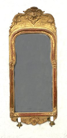 Forgyldt spejl med lysholdere. Original 
forgyldning.
Sverige ca. 1750.
Mål: 101x42cm.