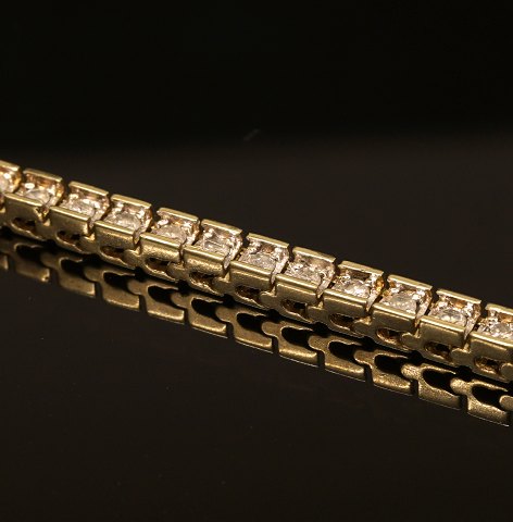 Tennisarmbånd, 10kt guld, prydet med 61 diamanter på hver ca. 0,03ct. I alt ca. 1,83ct