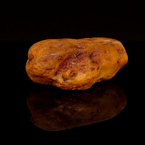 Stor ravklump fundet ved Bovbjerg. Vægt 455gr. H: 5,5cm. L: 14cm. D: 9,5cm