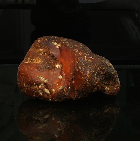 Stort stykke rav fundet ved Hirtshals. 630gr. Mål: 12,5x11x8,5cm