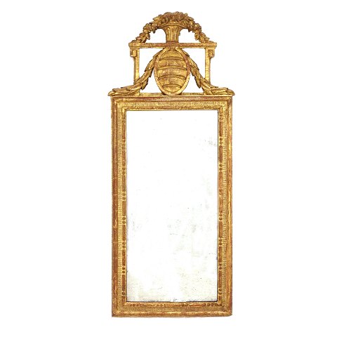 Forgyldt gustaviansk spejl. Sverige ca. år 1780. 100x41cm