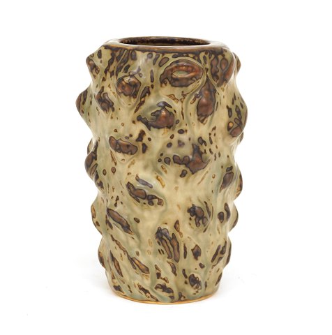 Axel Salto for Royal Copenhagen, vase i knoppet stil med sung glasur. #20701. H: 18,7cm