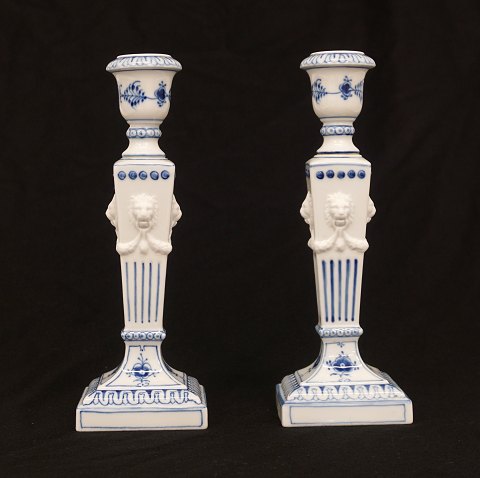 Et par musselmalede lysestager. Porcelæn. Arnold Krog for Royal Copenhagen, #15. porcelæn. H: 22,5cm