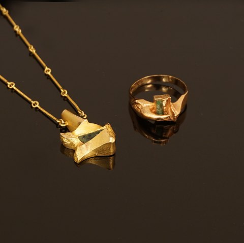 Lapponia smykkesæt i 14kt bestående af halskæde med vedhæng samt ring. Halskæde L: 41cm. Ringstr. 61
