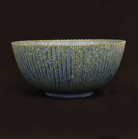 Arne Bang keramik skål med spættet blåviolet glasur. Model #122. Signeret. H: 8,6cm. D: 21,5cm