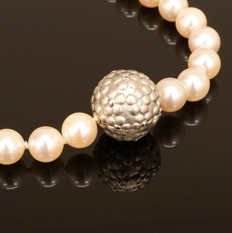 Ole Lynggaard: Pearl necklace with 14kt gold snap. D: 1,4cm