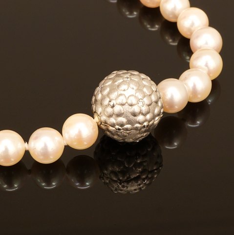 Ole Lynggaard: Pearl necklace with 14kt gold snap. 
D: 1,4cm