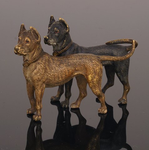 Wiener bronze figur i form af to hunde. Udført ca. år 1880. H: 8cm. L: 12cm