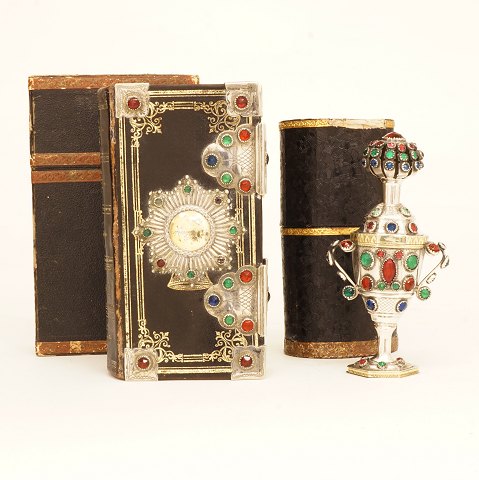 Original zusammengehörende Rieschdose und 
Psalmbuch, Silber, mit originalen Etuien. 
Hofgoldschmied Jens Jensen, Sonderburg. Als 
Hochzeitsgeschenk in der Familie Clausen 1867 
angewandt