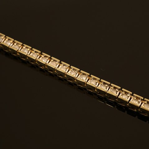 Tennisarmbånd rigt besat med diamanter. Udført i 10kt guld. L: 20,5cm. V: 10,2gr