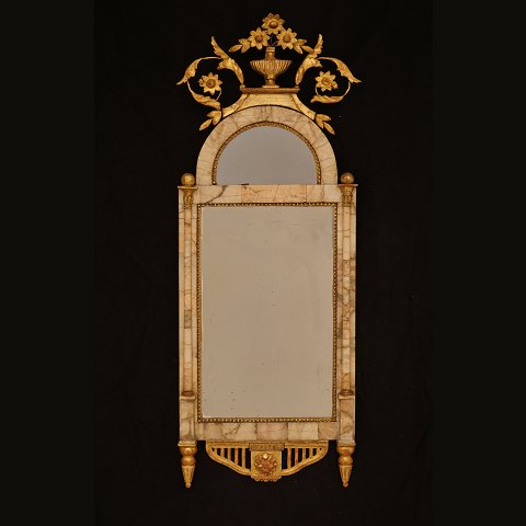 Louis XVI spejl i forgyldt ramme prydet med alabast. Altona ca. år 1780. Mål: 93x35cm