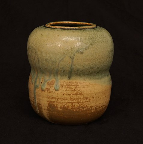 Patrick Nordström Vase, Steingut. Signiert 
30.2.1926. H:16,5cm. D: 15cm