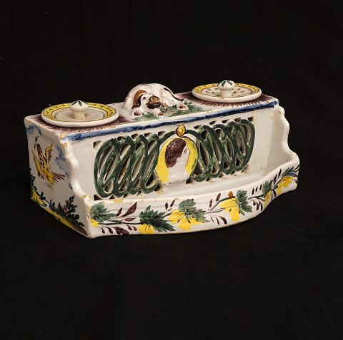 Polykrom dekoreret skrivetøj i fajance. Kellinghusen ca. år 1800. H: 8,7cm. L: 21cm.