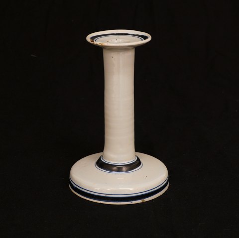 A blue decorated candelstick, faience. Antvorskov, 
Denmark, 1812-15. Signed. H: 16,3cm