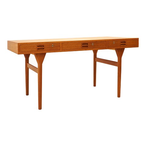 Nanna Ditzel, 1923-2005: Skrivebord i teak med tre 
skuffer. Flot stand. Senere låsebeslag. H: 74,5cm. 
Plade: 75x145cm