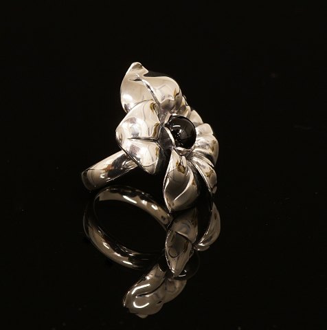 Regitze Overgaard for Georg Jensen: "Flower"-Ring, 
Sterlingsilver. D: 3,2cm. Ringsize: 59