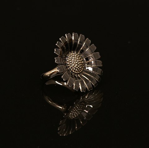 Georg Jensen: Stor Daisy / Marguerit ring af rhodineret sterlingsølv. D: 3,2cm. Ringstr. 58