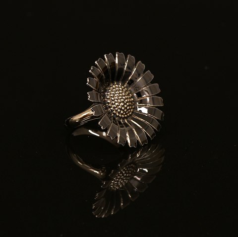 Georg Jensen: Stor Daisy / Marguerit ring af 
rhodineret sterlingsølv. D: 3,2cm. Ringstr. 58