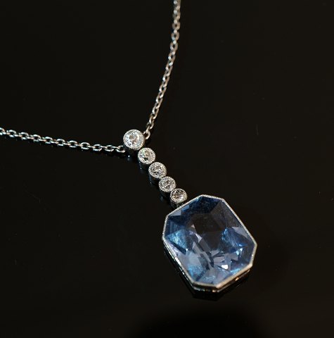 Vedhæng med akvamarin og fem diamanter med rosenslibning. Indfatning og halskæde i sølv. L: 41cm. Diamanter i alt ca. 0,3ct. Akvamarin: 1,4x1,2cm