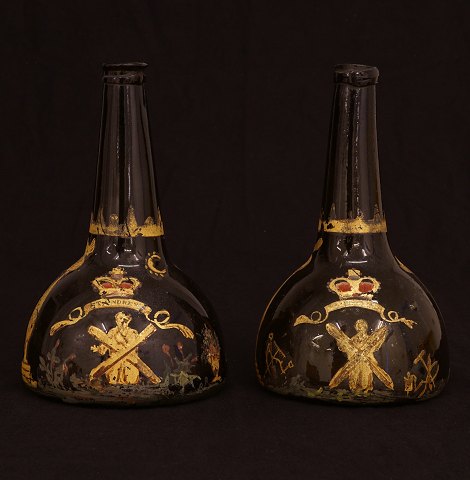 Et par originaldekorerede flasker. Holland eller England ca. år 1760. H: 22cm