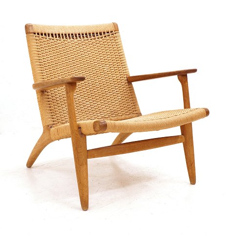 Hans J. Wegner: Armchair, oak. Made by Carl 
Hansen. CH 25