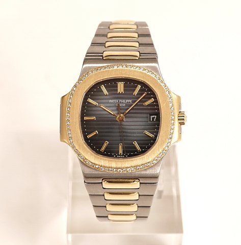 Patek Philippe Nautilus, Ref. 3800/002JA, Stahl 
und 18kt Gold. 76 Diamanten. Kompletter Satz. 
Erworben 04.11.92. Sehr guter Zustand. D: 37mm