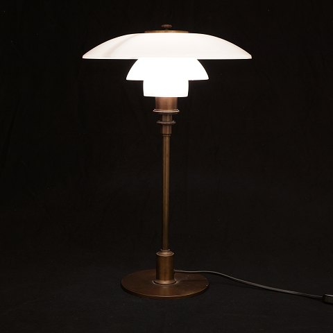 Poul Henningsen: PH 3/2-lampe, produceret af Louis Poulsen. Brunpatineret stel.  H: 45cm