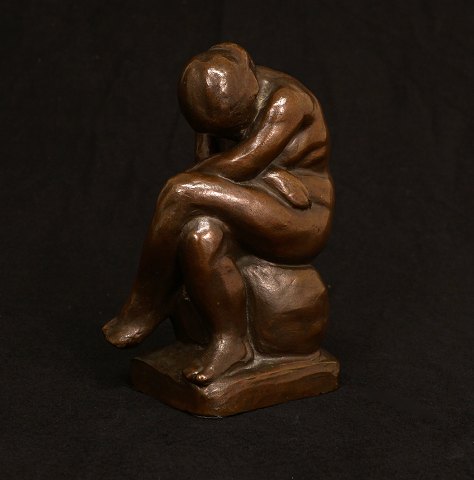 Kai Nielsen, 1882-1924, siddende kvinde, figur i 
patineret bronze. Støbt hos L. Rasmussen, 
København. H: 17,5cm.