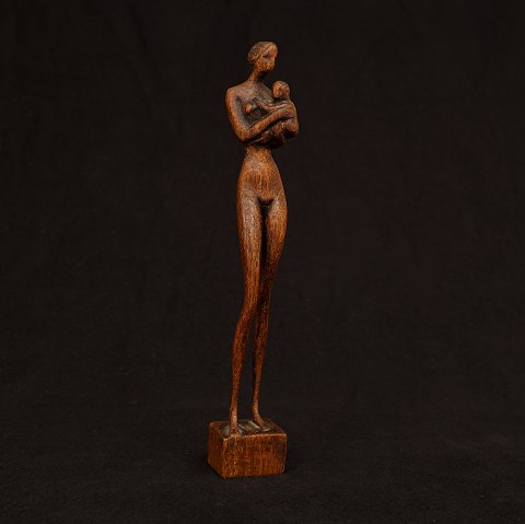 Otto P-figure, Wood. Mother with child. Signed. H: 
27cm