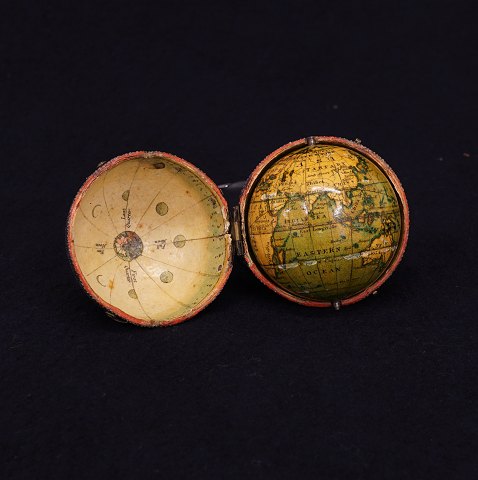Newtons New & Improved Terrestrial Pocket Globe: Lommeglobus i originalt etui beklædt med fiskeskind. Fremstillet 1835. Globus d: 5,1cm