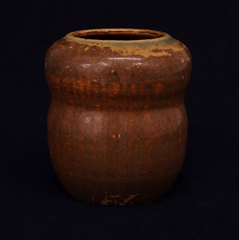 Patrick Nordström: Vase af stentøj med brun og grønlig glasur. Signeret og dateret 1924. H: 14,5cm
